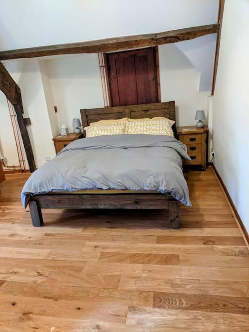 The Old Granary Farm Cottage Abergavenny Exterior photo